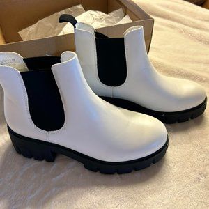 NEW CUSHIONAIRE Women's Sasha slip on chelsea boot +Memory Foam White 8.5